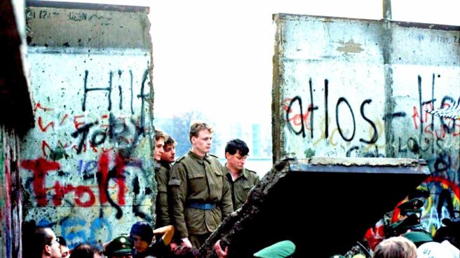 West-German-citizens-gather-at-a-newly-created-opening-in-the-Berlin-Wall-at-Potsdamer-Platz-in-November-1989.-DoD-photo-656x368